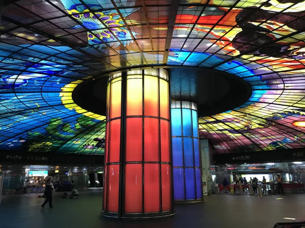 2017年9月3日 台湾高雄 高雄地铁 的福摩萨大道站 500块玻璃板组成的光之穹景观 — 图库照片