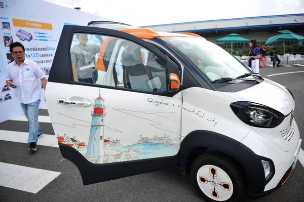 Vistiors Wypróbować Baojun E100 Pierwszy Pełni Elektryczne Pojazdu Saic Wuling — Zdjęcie stockowe