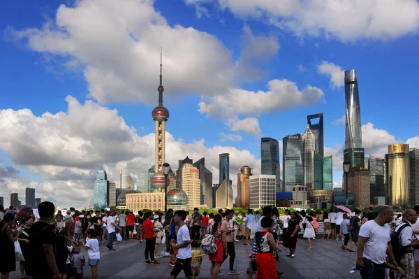 Zagraniczni Chińscy Turyści Odwiedzają Promenadę Promenadzie Bund Wzdłuż Rzeki Huangpu — Zdjęcie stockowe