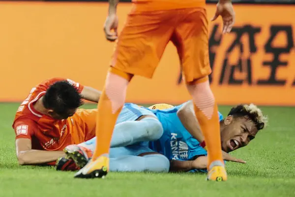 Kolumbijský Fotbalista Roger Martinez Jiangsu Suning Spadá Zřítila Hráč Shandong — Stock fotografie