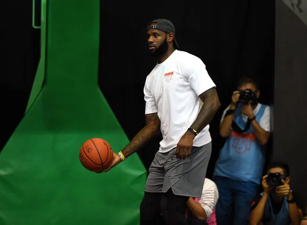 Nba Ster Lebron James Van Cleveland Cavaliers Toont Zijn Basketbal — Stockfoto