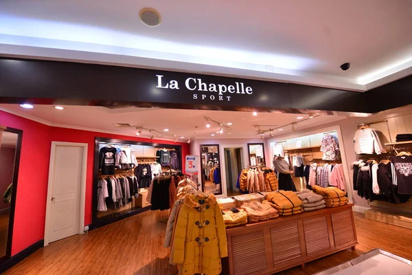 Kleren Zijn Koop Een Mode Winkel Van Chapelle Shanghai China — Stockfoto