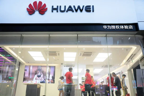 Китайских Сотрудников Видели Магазине Huawei Шанхае Китай Июня 2017 — стоковое фото