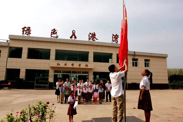 Китайские Студенты Фотографии Время Церемонии Поднятия Национального Флага Школе Красной — стоковое фото