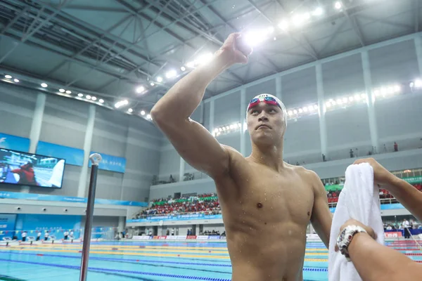 Den Kinesiske Svømmestjernen Sun Yang Fra Zhejiang Feirer Etter Vunnet – stockfoto