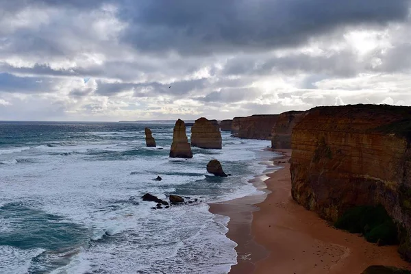 十二使徒の風景 ポートキャンベル国立公園の海岸沖の石灰岩のコレクション メルボルンのグレートオーシャンロード ビクトリア オーストラリア 2017 — ストック写真