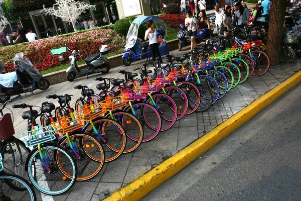 中国の自転車共有サービス 7Sebike の七色の共有自転車並んでいる中国 上海の路上で 2017 — ストック写真