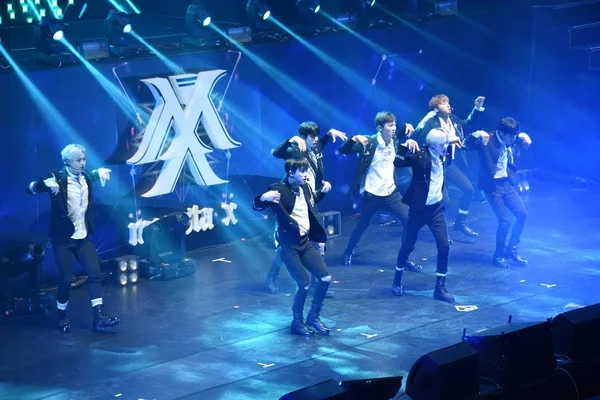 Członkowie Grupy Południowokoreańskiego Monsta Wykonywać Podczas First World Tour Beautiful — Zdjęcie stockowe