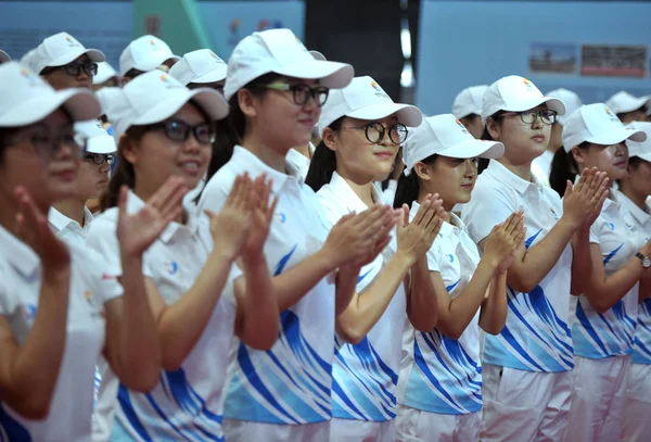Китайські Волонтери Одягнені Уніформу Дивитися Представники Відображають Уніформу Добровольців Дев — стокове фото
