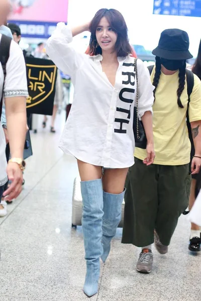 Ταϊβανικό Τραγουδιστή Jolin Tsai Απεικονίζεται Στο Διεθνές Αεροδρόμιο Του Πεκίνου — Φωτογραφία Αρχείου