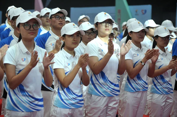 Chinese Volunteers Dressed Uniforms Watch Representatives Displaying Volunteer Uniforms Ninth — Stock Photo, Image