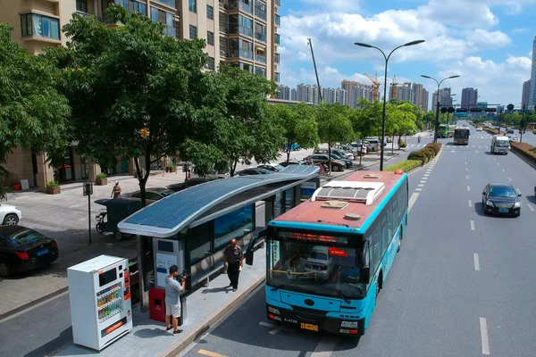 Bus Arrive Première Station Bus Solaire Intelligente Zhejiang Dans Ville — Photo