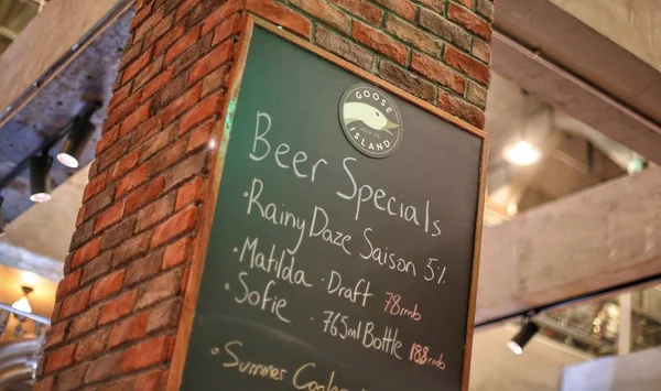 View Beer Menu Goose Island Brewhouse Bar Shanghai China July — Stock Photo, Image