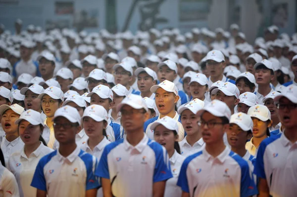 Volontari Cinesi Vestiti Con Uniformi Osservano Rappresentanti Che Espongono Uniformi — Foto Stock