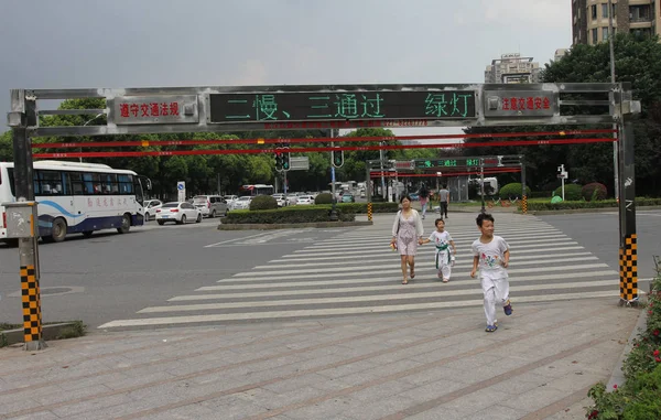 Pedestrians Walk Road Automatic Rope System Opens Street Crossing Wuhan — Stock Photo, Image