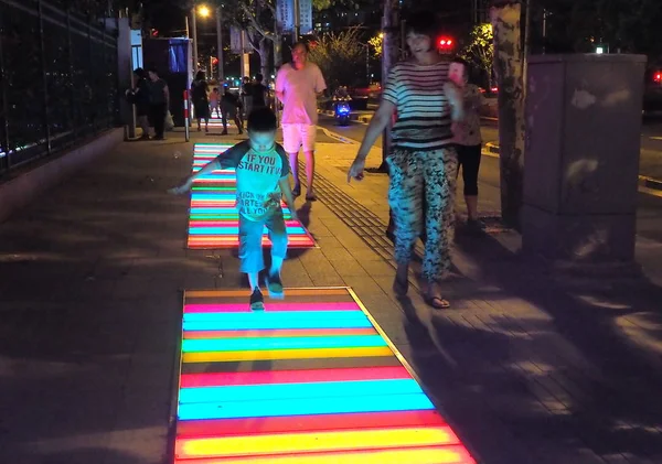 Lokale Bewoners Lopen Promenade Met Kleurrijke Led Verlichting Hongkou District — Stockfoto
