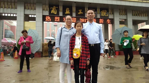 Menina Anos Zhang Yiwen Centro Posa Com Seus Pais Portão — Fotografia de Stock