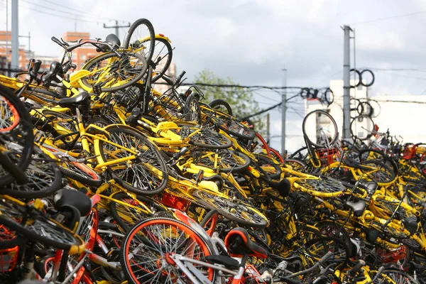 2017年8月23日 在中国上海静安区的一个停车场里 被遗弃的莫米克 黄色自行车 小明丹切 等中国自行车共享服务的废弃自行车堆积如山 — 图库照片