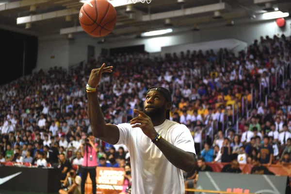Nba Stjärna Lebron James Cleveland Cavaliers Visar Sin Basket Färdigheter — Stockfoto