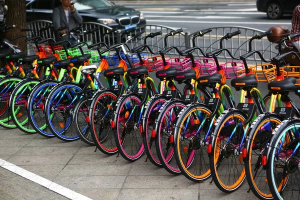 Семицветные Общие Велосипеды Китайской Службы Совместного Пользования Велосипедами 7Sebike Выстроились — стоковое фото