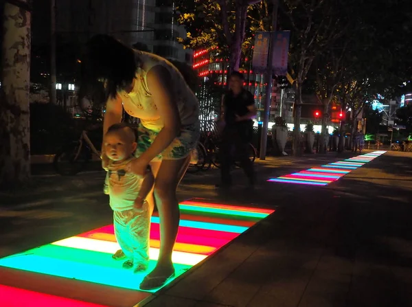 Lokala Invånare Strandpromenaden Med Färgglada Led Lampor Hongkou District Shanghai — Stockfoto