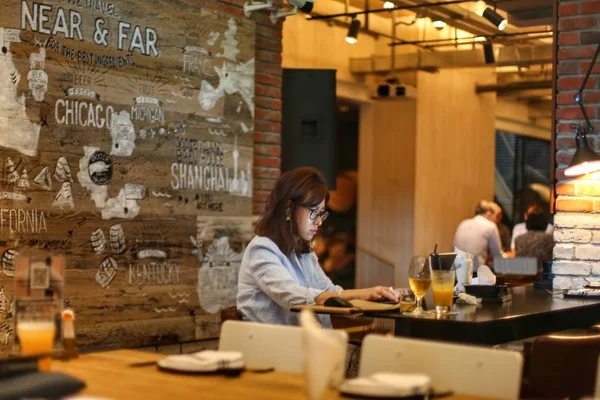 Cliente Divierte Bar Goose Island Brewhouse Shanghai China Julio 2017 — Foto de Stock