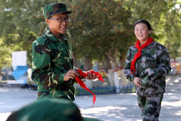 Μαθητές Της Πρωτοβάθμιας Εκπαίδευσης Λαμβάνουν Μέρος Στρατιωτική Εκπαίδευση Στο Σχολείο — Φωτογραφία Αρχείου