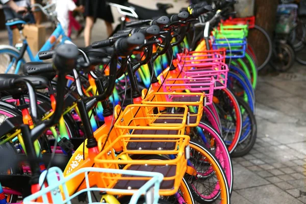 Hét Színű Megosztott Kerékpárok Kínai Kerékpár Megosztási Szolgáltatás 7Sebike Sorakoznak — Stock Fotó