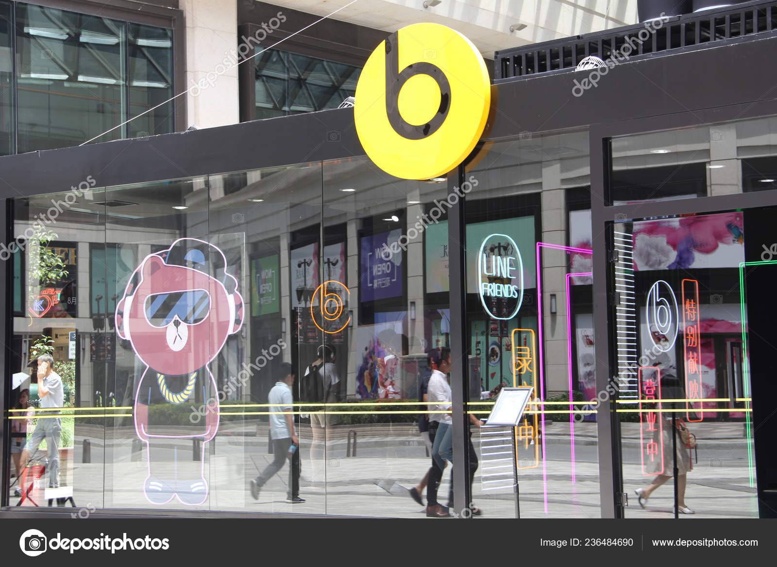 Customers Walk Pop Store Beats Line Friends Hkri Taikoo Hui — Stock  Editorial Photo © IC Photo #236484690