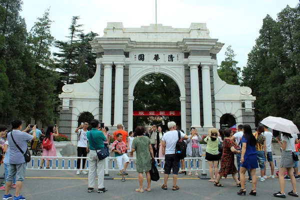 2017年8月26日 在中国北京清华大学象征性的第二门前 游客们聚集在一起 — 图库照片