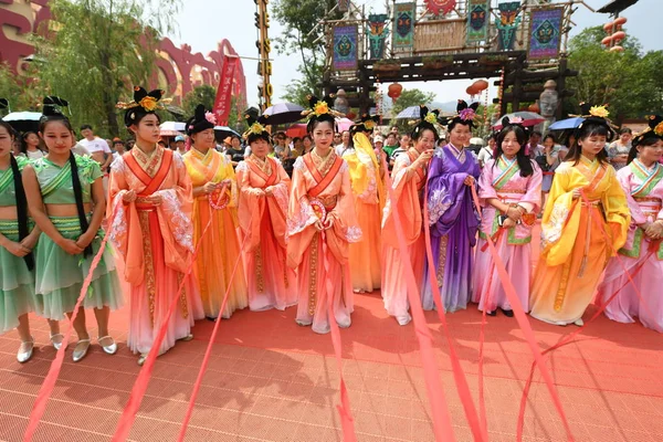 Des Jeunes Chinois Vêtus Costumes Traditionnels Nouent Des Nœuds Pour — Photo
