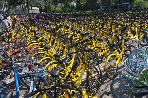 2017年6月19日 北京の路上に モバイク オレンジ色 Ofo イエロー その他の中国の自転車シェアリングサービスが並んでいます — ストック写真