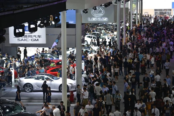Los Visitantes Congregan Los Stands Saic Lexus Durante 14ª Exposición — Foto de Stock