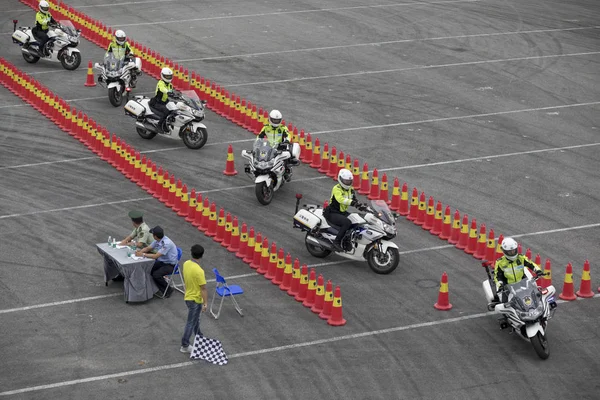 Politieagenten Deelnemen Aan Wedstrijd Van Een Motorfiets Een Plein Wuhan — Stockfoto