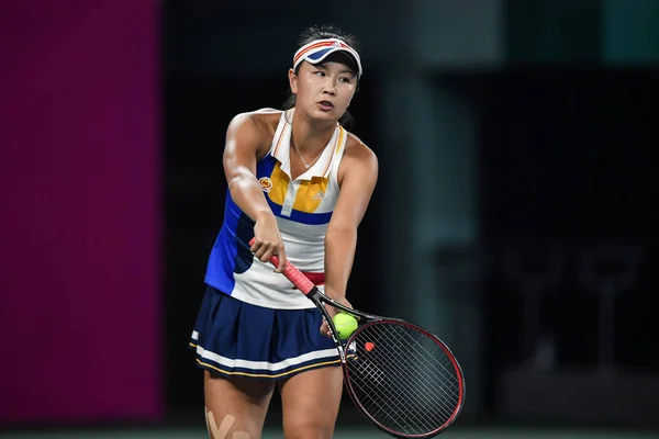 Peng Shuai Della Cina Serve Contro Ons Jabeur Della Tunisia — Foto Stock