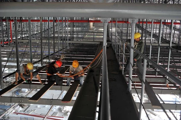 Les Travailleurs Chinois Travaillent Sur Chantier Construction Gare Chongqing West — Photo