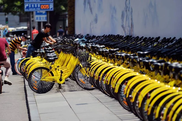 中国自転車共有サービス クリンプハイトの自転車は 2017 中国の道路上に並んで — ストック写真