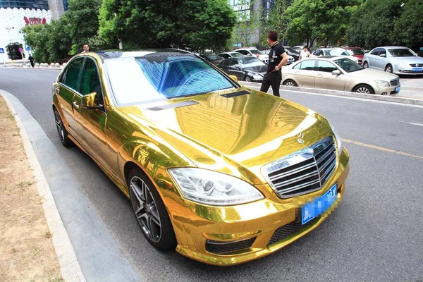 Vehículo Mercedes Benz Dorado Está Estacionado Frente Hotel Ciudad Shaoxing — Foto de Stock