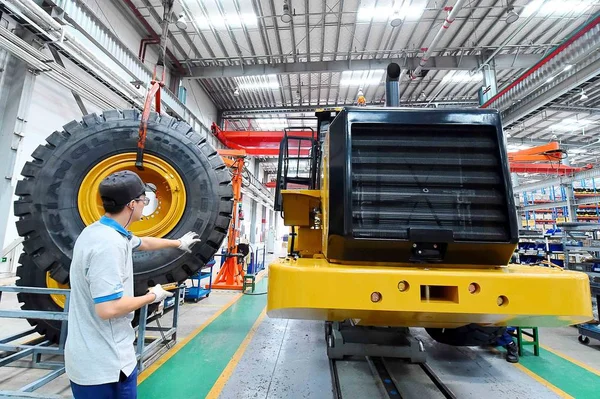 Kinesiska Arbetare Tillverkar Maskiner Monteringslinjen Vid Fabrik Weifang City Östra — Stockfoto