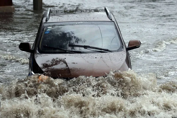 Une Voiture Traverse Une Rue Inondée Causée Par Une Pluie — Photo