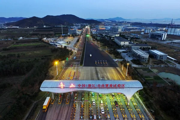 Fordon Passera Genom Toll Station Expressway Att Komma Kina Zhejiang — Stockfoto