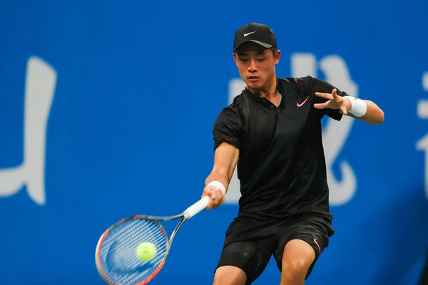 中国の呉 Yibing が中国南西部の四川省成都市の四川国際テニス センターで 2017年成都オープン テニス トーナメント中にショットをブラジルのチアゴ モンテイロに男子シングルスの彼らの最初のラウンドの試合で返します — ストック写真