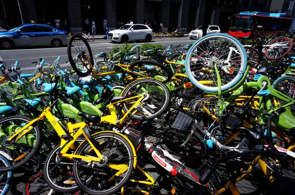 Bicicletas Servicios Chinos Para Compartir Bicicletas Amontonan Pavimento Cerca Del — Foto de Stock