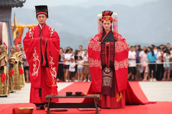 Ein Paar Brautpaare Traditionellen Han Trachten Nehmen Einer Hochzeitszeremonie Han — Stockfoto