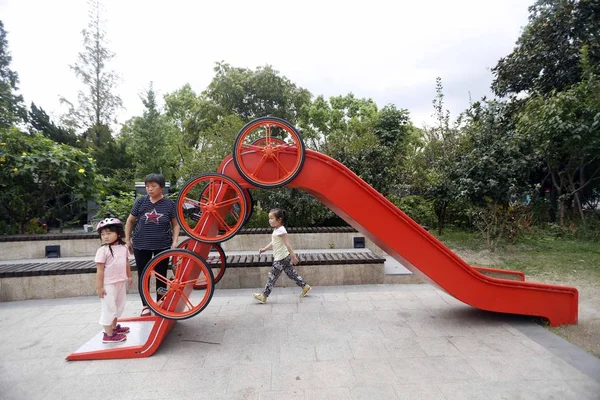 Kleine Kinder Spielen Auf Einer Rutsche Ersten Gemeinsamen Fahrradpark Chinas — Stockfoto