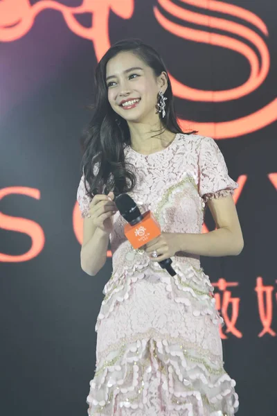 香港女星 Angelababy 出席2017年9月23日在中国上海举行的洗发水品牌 Sovya 促销活动 — 图库照片