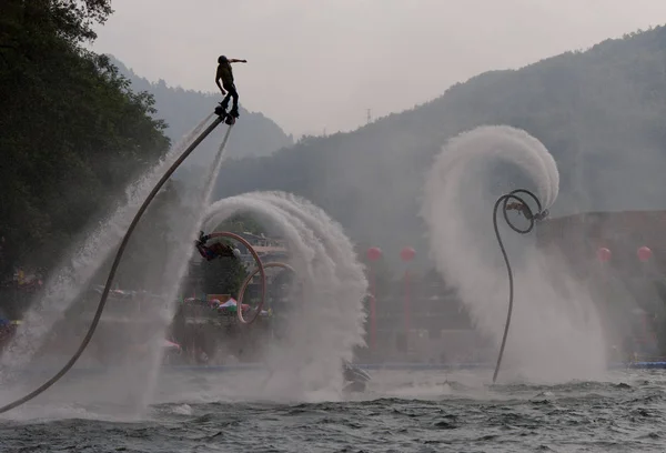 Los Artistas Muestran Acrobacias Flyboard Agua Condado Xuanen Enshi Tujia —  Fotos de Stock