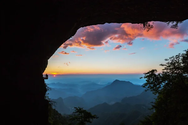 Пейзаж Заходящего Солнца Набережной Дороги Построенной Вдоль Вертикальной Скалы Горы — стоковое фото