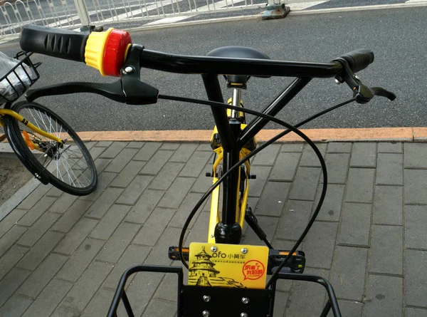 中国をテーマにした自転車 祖国を Eulogizing スローガンを持つ赤と黄色の色 中国の自転車共有サービスの Ofo 北京の道路に描かれています 月2017 — ストック写真