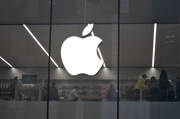 Китайские Покупатели Делают Покупки Магазине Apple Store Городе Шэньян Северо — стоковое фото